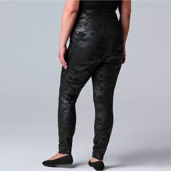 Simply Vera Wang High Rise Camo Black Faux Leather Leggings Plus Size 2X Shaping - Picture 2 of 9